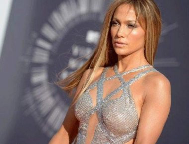 Η J. Lo με μεταλλικό τοπ και ανοιχτό ντεκολτέ στο Instagram (φωτό)